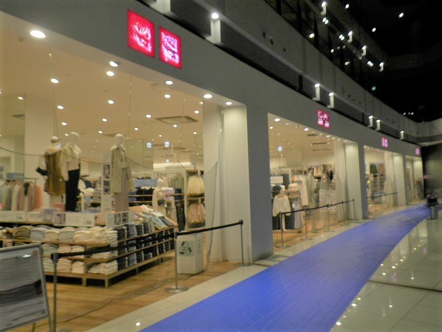 大阪郊外ショッピングモールの通路基礎沈下をJOG工法で夜間復元（施工写真1）
